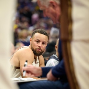 开云下载网址-伤病影响！库里本季打43场&amp;近6年新低 场均26.6分4.7助&amp;三分39.3%